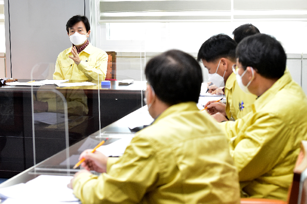 진주시는  ‘달 목욕’을 금지하고 쿠폰제로 전환하는 등의 목욕장업 방역수칙을 발표했다.(진주시청 간부회의 모습 )/ⓒ진주시