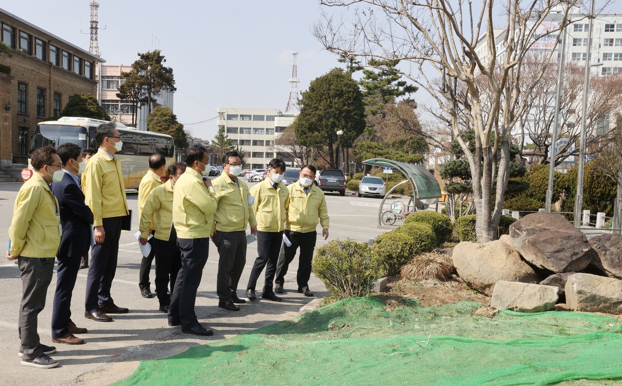 대전시의회 행정자치위원회(위원장 홍종원)는 23일 ‘옛 충남도청사’를 방문해 ‘지역거점 소통협력공간 조성사업 ’리모델링 공사현장을 살펴보고 지난 18일 발표한 대전시 감사위원회 특정감사결과 미진 여부와 해당부서의 향후 대책을 점검했다./ⓒ대전시의회