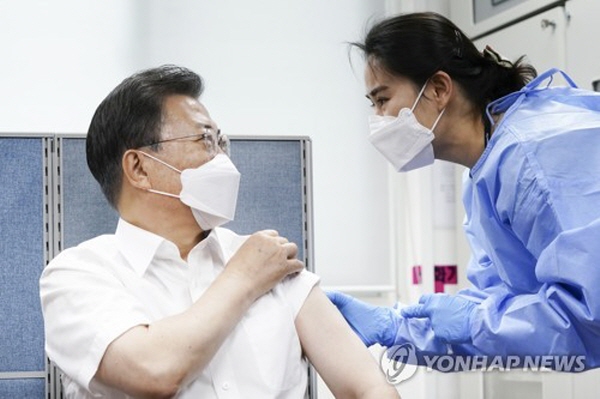 문재인 대통령은 김정숙 여사와 함께 이날 오전 서울 종로구 보건소에서 AZ 백신을 접종했다. 이날 백신 접종은 오는 6월 11∼13일 영국에서 열리는 G7(주요 7개국) 정상회의 참석을 위해 이뤄졌다. 질병관리청은 공무 출장 등 필수목적 출국 시 백신을 우선 접종할 수 있도록 하고 있다. /ⓒ 연합뉴스