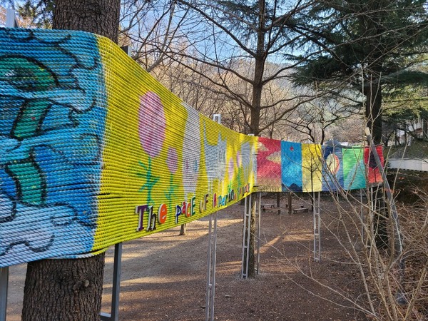 앞산 큰골 산책로 600미터 구간에 조성된 자연과 예술이 조화를 이룬 “그린 아트로드 앞산” 모습/ 남구청