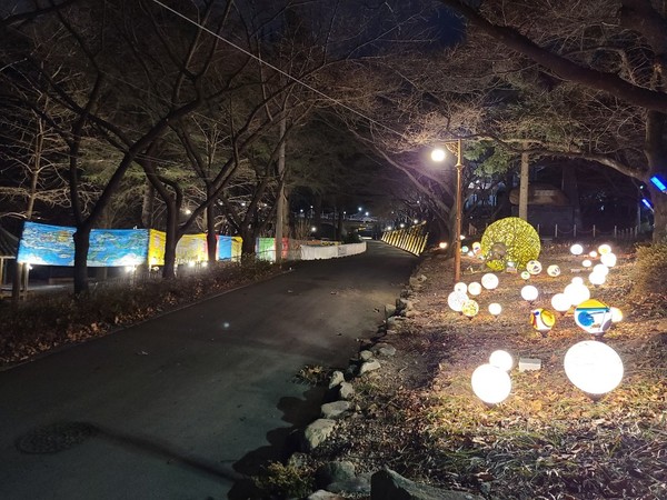 라이팅아트, 미디어아트 조명이 설치된  야간의 “그린 아트로드 앞산”  전경/ 남구청