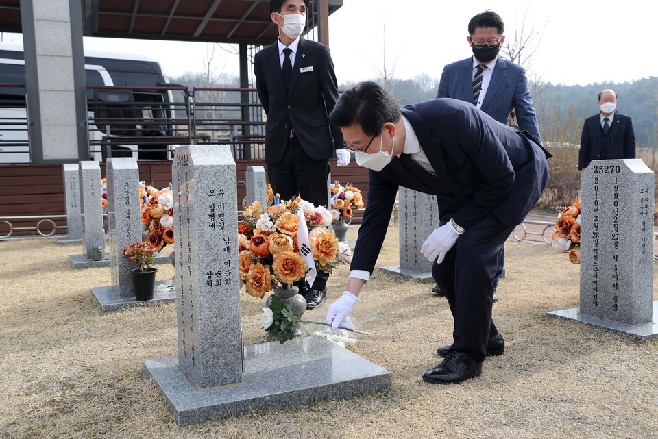 양승조 충남지사는 24일 연평해전 19주기 및 천안함 용사 11주기를 맞아 국립대전현충원을 방문, 연평해전 전사자 묘역과 천안함 46용사 묘역을 참배했다./ⓒ충남도청