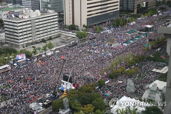 지난 2019년 10월 3일 개천절, 전광훈이 광화문 광장에서 주도한 ‘문재인 탄핵 10.3 국민대회’. 해당 집회에서 오세훈 전 시장이 연단에 올라 거친 발언을 쏟아낸 바 있다. 당시 자유한국당은 광화문광장에 "300만 이상이 모였다"는 발표를 했었다. 특히 최홍우 당시 자유한국당 서울시당 홍보위원장은 "참가자들이 남대문까지 가득 차서 약 800만명"이라며 '800만 인파설'까지 주장했다. /ⓒ 연합뉴스