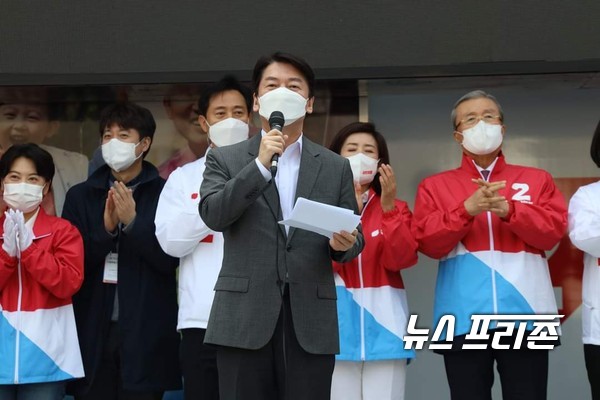 사진은 안철수 공동선대위원장이 마이크를 잡고 연설을 하고 있는 모습ⓒ뉴스프리존