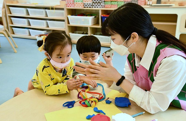 한미꿈나무어린이집 교사가 어린이들과 학습놀이를 하고 있다. /ⓒ한미약품