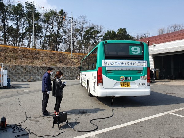 오산시는 미세먼지 계절관리제 총력 대응을 위해 25일부터 31일까지 4인 2조로 점검반원을 구성해 운행차 배출가스 집중 점검에 들어갔다./ⓒ오산시