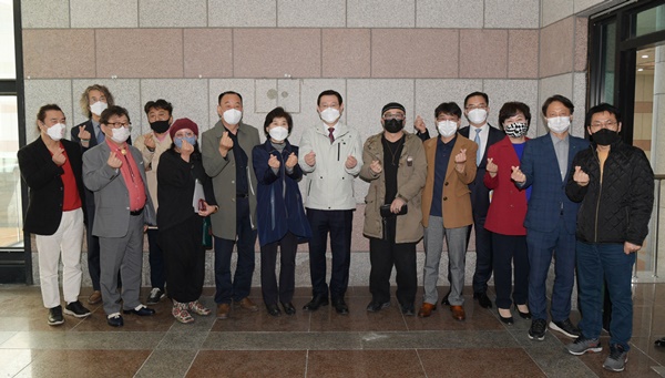 이용섭 광주광역시장이 26일 오후 북구 문화예술회관 내 광주민족예술인단체총연합회를 방문해 박종화 회장을 비롯한 15개 단체장들과 간담회를 가진 뒤 기념촬영을 하고 있다./ⓒ광주광역시