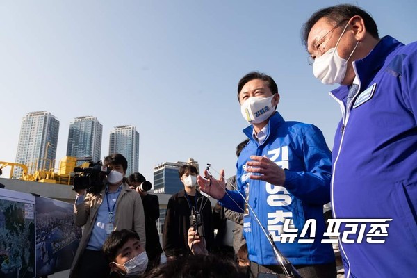 사진은 김태년 더불어민주당 상임선대위원장이  26일 김영춘 부산시장 후보와 지역현안을 점검하고 있다.