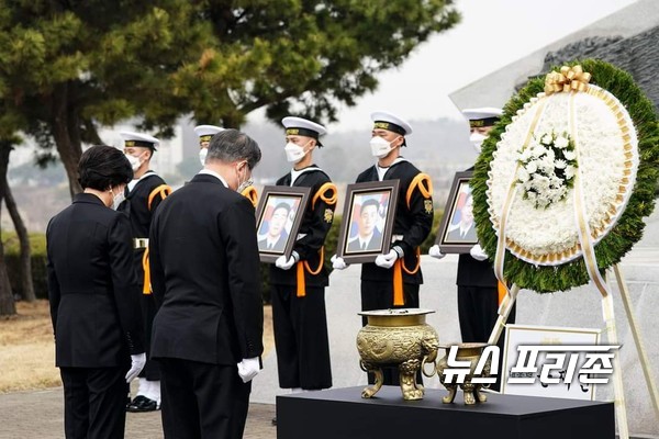 사진은 문재인 대통령과 김정숙 여사가 46명 용사 추모비앞에서 목례와 묵념을 하면서 전사자들에게 경의를 표하고 있다.ⓒ청와대