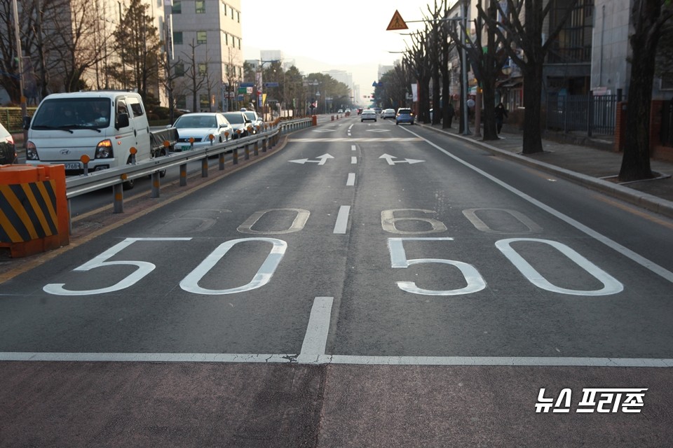 속도제한 50과 60이 동시네 보이는 노면표지