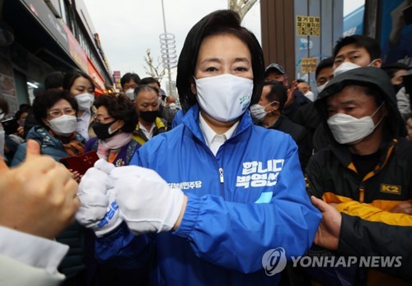 손혜원 전 의원은 박영선 후보가 착용하고 있는 옷에 "(1번 박영선이라는)글씨가 안 보인다. 파란색 옷을 입고 지나다니는 사람들 속에서 누가 박영선인지, 누가 선거운동원인지 다른 의원인지 안 보인다"고 지적하며, 문제점을 짚었다. /ⓒ 연합뉴스