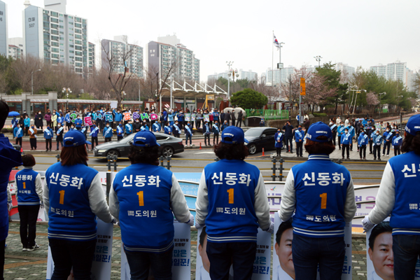 구리역에서 진행한 신동화 후보 선거 유세장에서 당원들과 시민들이 선거승리를 위한 응원의 목소리를 높이고 있다./Ⓒ신동화선거사무소