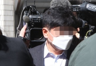 29일 오전 A씨가 영장실질심사를 받기 위해 의정부지법에 출석해 기자들의 질문을 받고 있다. 연합뉴스