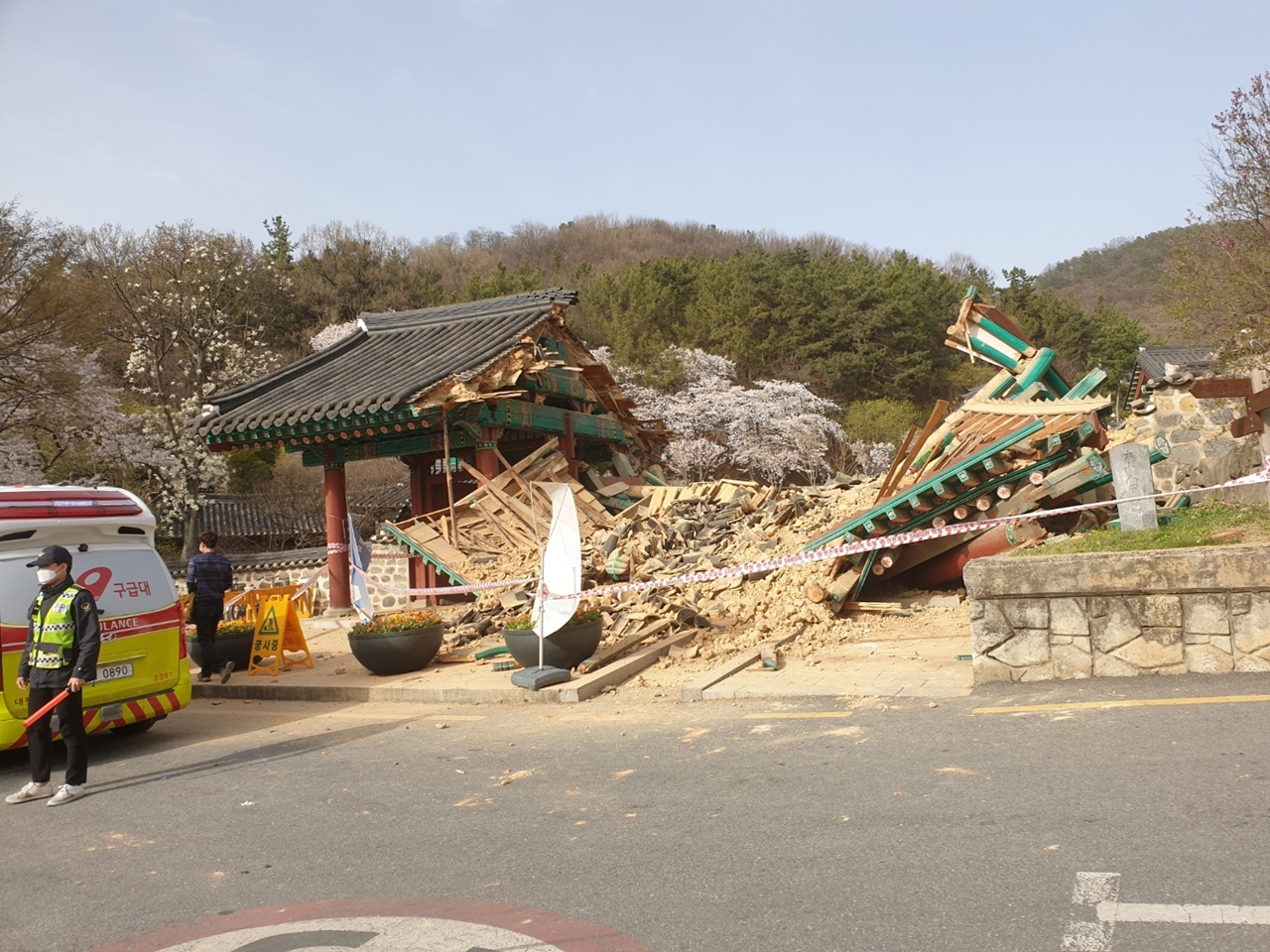 9일 오후 3시 53분쯤 대전시 동구 가양동 우암사적공원 정문으로 승용차가 돌진해 우암사적공원 정문이 무너진 모습./ⓒ대전경찰청