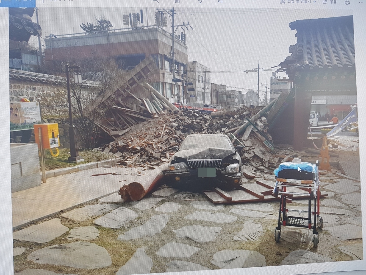 9일 오후 대전시 동구 가양동 우암사적공원 정문으로 승용차가 돌진해 우암사적공원 정문이 무너졌다./ⓒ대전경찰청