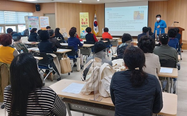 수성구는 지난 29일 만촌1동행정복지센터에서 일상 속 걷기생활 실천문화 확산을 위해 ‘건강활동가 양성 이론교육’을 진행하고 있다./ⓒ수성구청