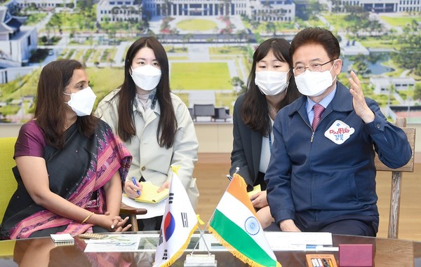 스리프리야 랑가나탄 주한 인도 대사 일행이 이철우 경북도지사를 예방하고 면담하고 있다/Ⓒ경북도