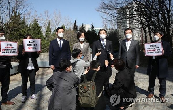 국회 교육위원회 소속 더불어민주당 장경태, 권인숙, 박찬대, 윤영덕 의원이 30일 오전 서울 마포구 홍익대학교를 방문, 양우석 총장과의 면담에 앞서 국민의힘 박형준 부산시장 후보의 자녀 응시 의혹 관련 자료 제출을 학교 측에 요구하고 있다. 사진/연합뉴스