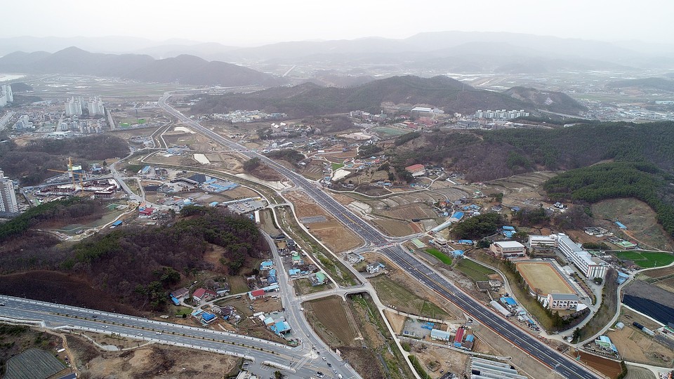 충남 공주시는 행복도시와 공주2구간을 연결하는 도로건설공사가 착공 4년 만인 30일 본격 개통한다./ⓒ공주시청