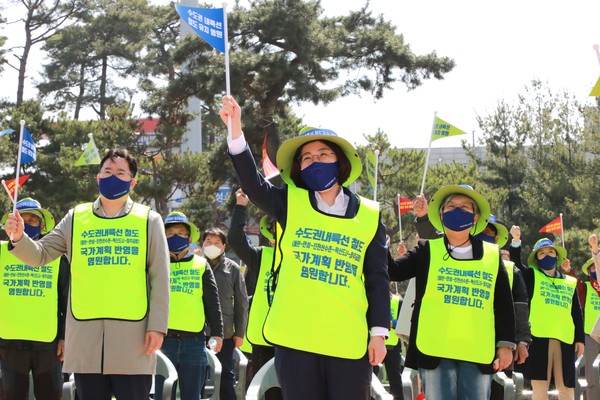 안성시는 수도권내륙선의 제4차 국가철도망 구축계획 반영을 위한 ‘수도권내륙선 유치염원 릴레이 종주 행사’를 30일 내혜홀광장에서 진행했다./ⓒ안성시