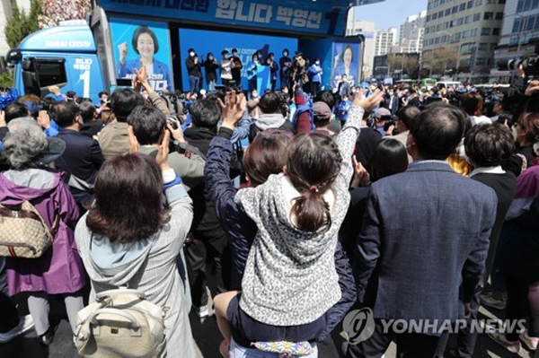 박영선 더불어민주당 서울시장 후보의 선거유세 모습. 더불어민주당 입장으로서는 지지층의 잃어버린 사기를 어떻게든 다시 끌어올려, 투표장에 더 나오도록 하는데 남은 기간 사활을 걸어야 할 것이다. /ⓒ  연합뉴스