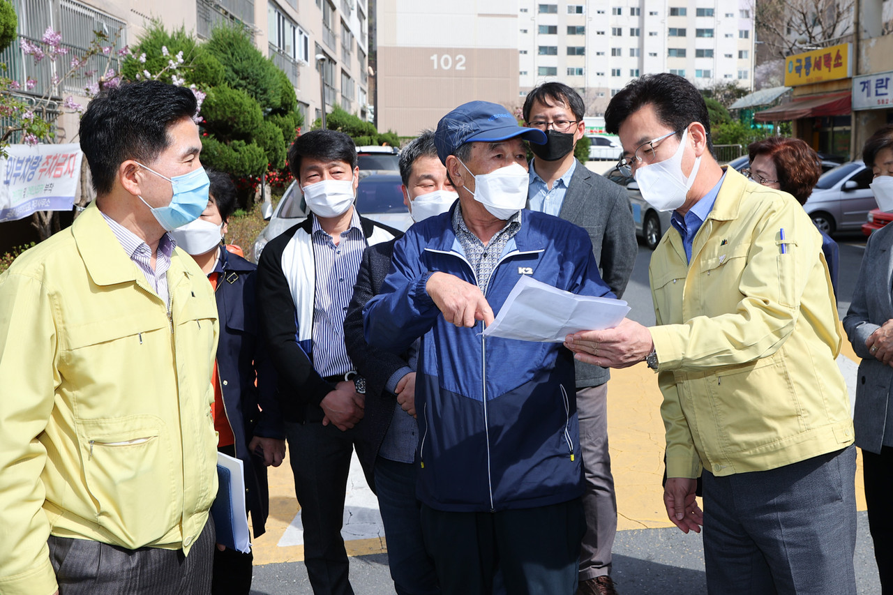 허태정 대전시장은 31일 오후 대전시 현안사업 현장인 중구 문화동 하수관로 정비사업 현장을 방문해 시민과 대화를 나누고 있다./ⓒ대전시