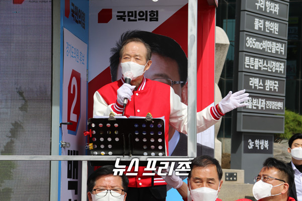 국민의힘 장기표 김해을당협위원장(국민의소리 공동대표)이 노동운동 후배이자 경기도의원 구리시제1선거구 후보로 출마한 백현종 후보를 지지하는 지원연설을 하고 있다./Ⓒ이건구기자