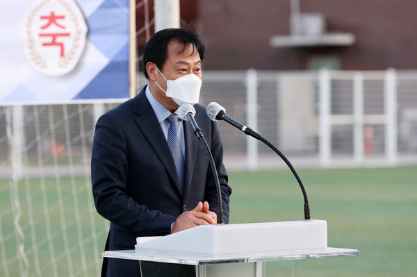 장현국 경기도의회 의장이 ‘수원공업고등학교 운동장 조명탑 점등식’에서 축사하고 있다. ⓒ경기도의회