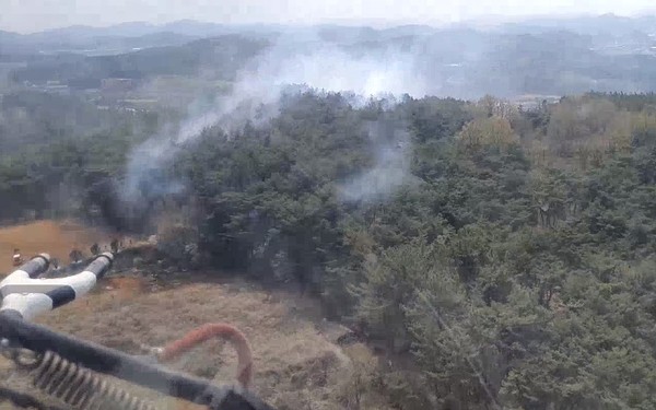 창녕군 대합면에서 발생한 산불을 진화하기 위해 헬기 2대가 투입돼 진화 중이다. 경남도