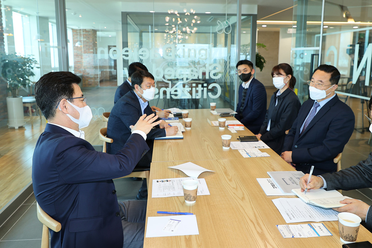 허태정 대전시장은 2일 오후 응접실에서 ‘2020년 유망중소기업’ 선정기업(3곳) 대표들과 간담회를 가졌다./ⓒ대전시