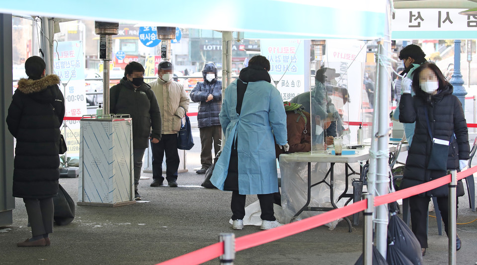 사진: 신종 코로나바이러스감염증(코로나19) 신규 확진자 수가 600명 대로 증가한 17일 오전 서울역광장에 마련된 코로나19 임시선별검사소에서 시민들이 검사를 받기 위해 대기하고 있다. 중앙방역대책본부에 따르면 이날 0시 기준 코로나19 신규 확진자 수는 621명(지역발생 590명, 해외유입 31명)으로 집계됐다. 2021.2.17