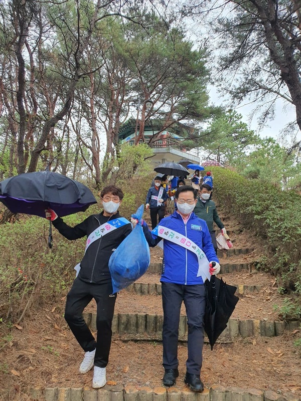 더불어민주당 이용빈 의원은 지난 3일 광주 광산갑지역위원회 당원들과 송정공원부터 금당산 일대까지 함께 걸으며 주변에 쓰레기를 줍는, 줍깅(줍다 & 걷다)캠페인에 참여했다./ⓒ이용빈 의원실