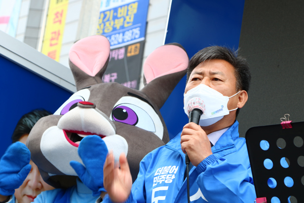 집중유세 현장에서 시민들에게 지지를 호소하고 있는 신동화 후보./Ⓒ신동화선대본부