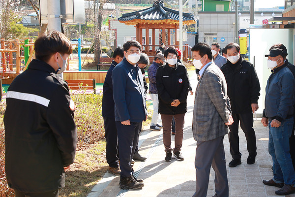 맹정호 서산시장이 5일 명지어린이공원을 점검하고 주민들과 대화를 나누고 있다./ⓒ서산시청