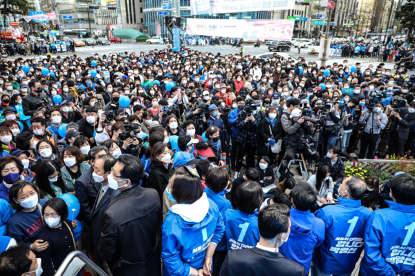 선거 막바지에 이르자 박영선 후보를 보러, 응원하러 운집한 시민들 ⓒ뉴스프리존