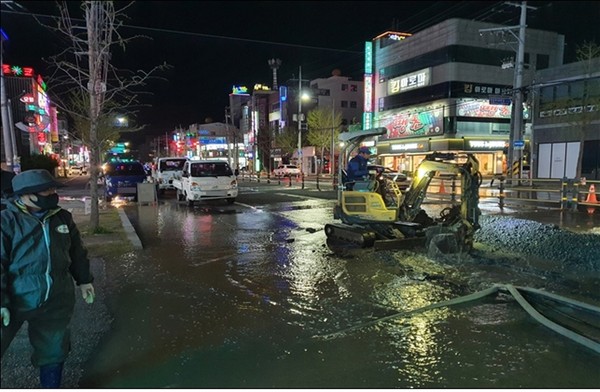 상도동 일원 생활용관수로 누수 복구 작업/Ⓒ포항시