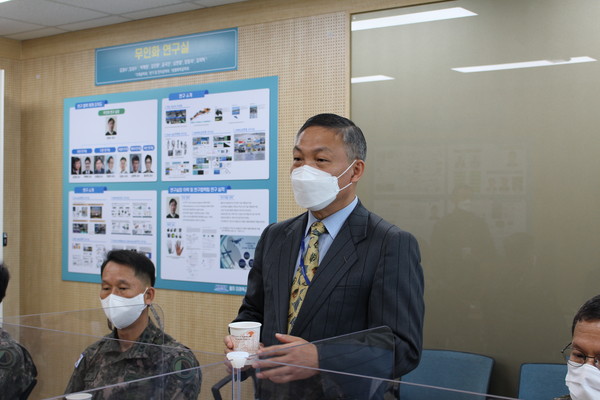 육군교육사령부는 5일 한국과학기술원(KAIST) 문지캠퍼스에서 ‘육군 데이터 랩 개소식’을 가졌다. 이날 도응조 육군교육사령부 인공지능(AI) 연구발전처장(군무이사관)은 “이번 육군 데이터 랩 개소는 인공지능(AI) 역사의 한 장이 될 것”이라며 “현재 미국, 중국 등 사례를 볼 때 데이러 랩 활성화 측면에서 육군 데이터 랩은 국방뿐만 아니라 민간 등과 연계해서 발전할 수 있는 중요한 계기될 것”이라고 말했다./ⓒ이기종 기자