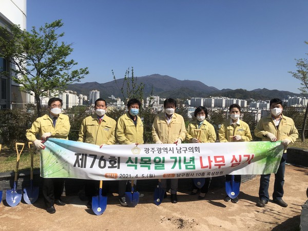 광주 남구의회 의원들이 5일 제74회 식목일을 맞아 남구청사 옥상에 앵두나무 세 그루를 심었다. 사진 왼쪽부터-박용화·조기주 의원·박희율 의장·남호현·하주아 의원./ⓒ광주 남구의회