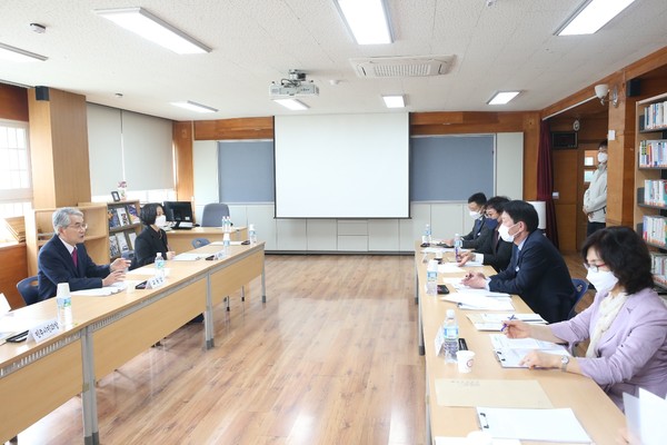 박종훈 경남교육감이 하동 청학동 하숙형 서당 현장을 방문해 피해자 지원 등 해법을 제시하고 있다. 경남교육청