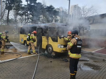 6일 오전 6시 32분쯤 세종시 종촌동 가재마을8단지 아파트 지상주차장에 주차된 25인승 버스에서 불이 나 신고를 받고 출동한 소방관들이 진화작업을 벌이고 있다./ⓒ세종소방본부