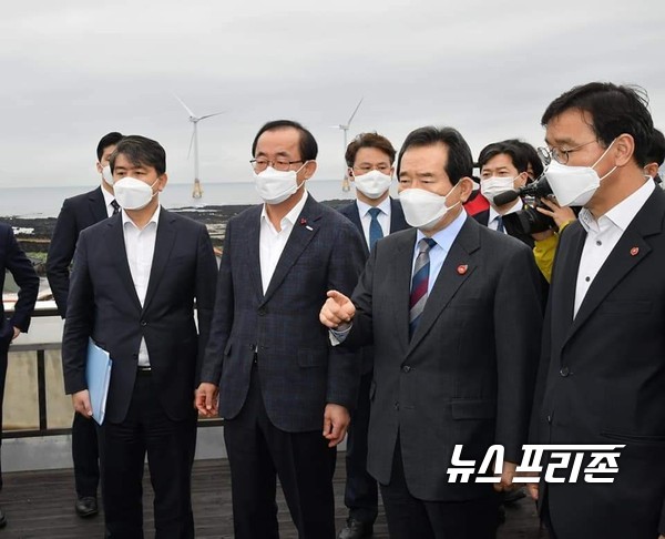 사진은 정세균 국무총리가 지난달 20일 제주 해상 풍력단지 현장을 방문하고 있는 모습.