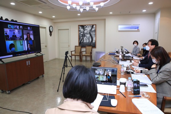 김대권 수성구청장을 비롯한 수성구청 관계자들이 지난 5일 ‘글로벌 수성 자문관 정책간담회’를 영상회의로 진행하며, 해외공무원인 중국 닝보시 황참, 대만 타이베이시 랴오윈나와 함께 해외 교류도시간의 교류 활성화에 대해 논의하고 있다./ⓒ수성구청