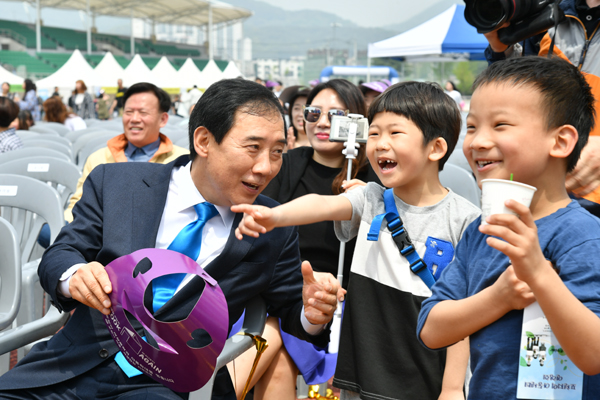 아동의 권익보호와 아동학대 예방을 위해 아동학대전담TF팀을 구성 운영중인 포천시 박윤국시장이 지난 어린이날행사에서 아이들과 함께 해맑게 웃고 있다./Ⓒ포천시청