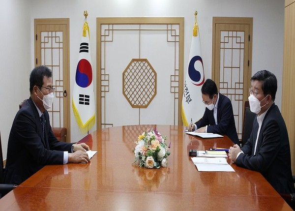 이상익 함평군수(왼쪽)가 전해철 행정안전부 장관(오른쪽 앞)에 지역 현안사업에 대해 설명하며 특별교부세 지원을 건의하고 있다./Ⓒ함평군청 재공