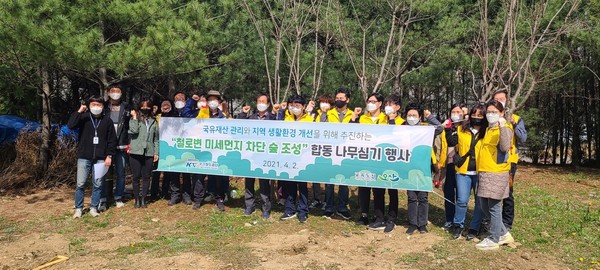 오산시와 국가철도공단 수도권본부는 최근 제76회 식목일을 맞아 합동 나무심기 행사를 오산대역 주변 유휴지에서 진행했다./ⓒ오산시