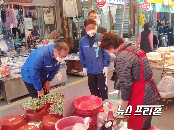 사진은 더불어민주당 이개호 의원이 서울 송파구 마천중앙시장을 찾아  유권자들에게 머리를 숙이며 박영선 후보 지지를 당부하고 있다.ⓒ뉴스프리존