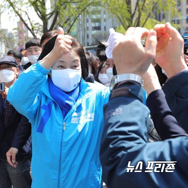 사진은 박영선  후보가 선거유세를 마치고 유세차량에서 내려와 유권자들과 인사를 나누고 있다./사진: 박영선 후보 선거캠프