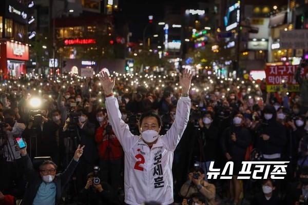 사진은 지난 6일 오세훈  국민의힘 오세훈 서울시장 후보가 신촌 현대백화점에서 마지막 유세를 마치고 양손을 높이 들고 당원 및 지지자들에게 인사하고 있다./사진: 오세훈 후보 선거캠프