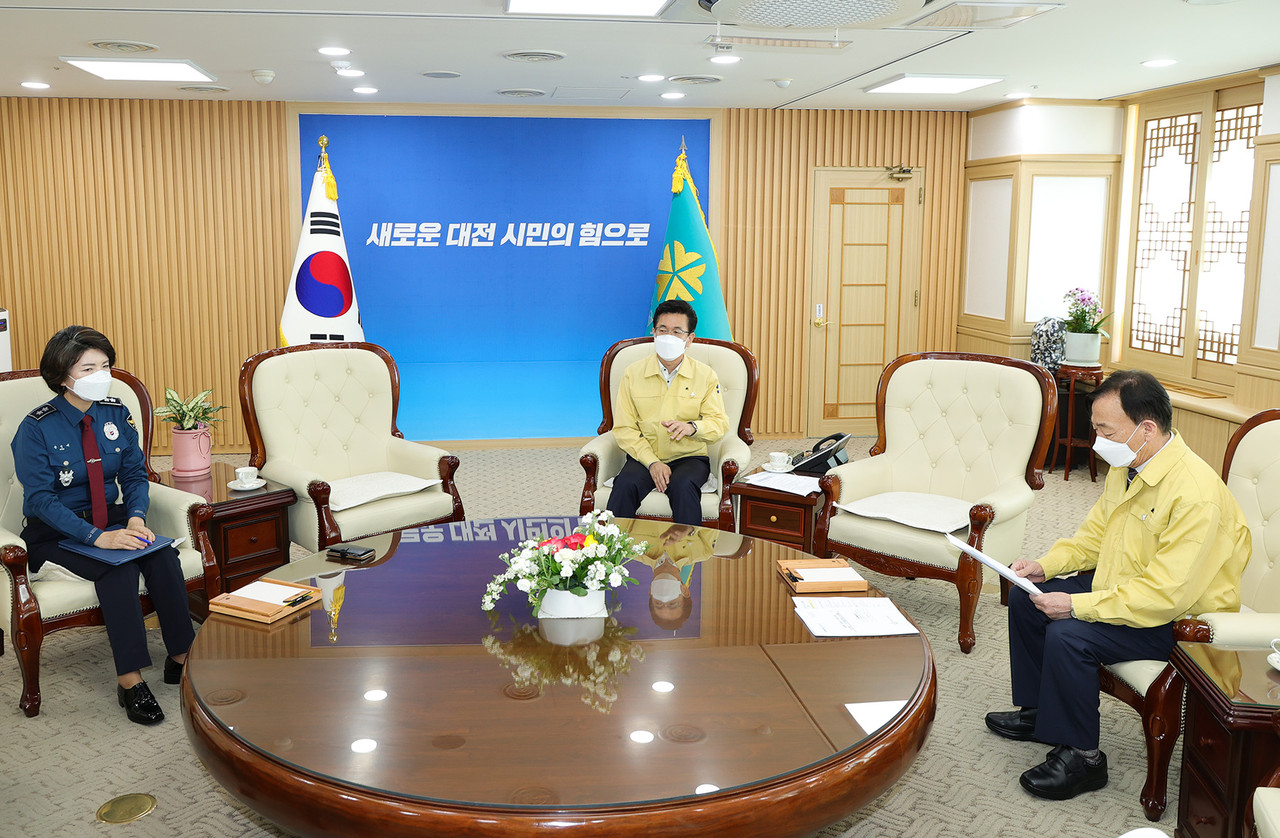 허태정 대전시장은 설동호 대전시교육감, 송정애 대전지방경찰청장과 함께 7일 대전시청에서 사회적거리 2단계 격상 및 대전시·교육청·경찰청과 상호협력키로 했다./ⓒ대전시