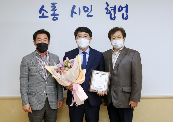 맹정호 서산시장이 대한민국 사격 발전에 기여한 공로로 대한사격연맹으로부터 감사패를 받았다.(왼쪽부터 박종서 충남사격연맹회장, 맹정호 서산시장, 이용재 대한사격연맹 사무처장)/ⓒ서산시청